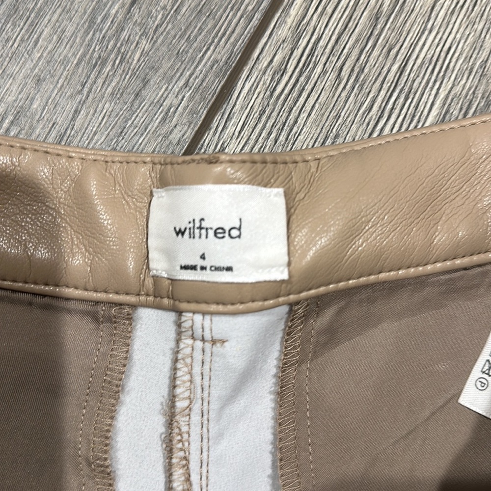 • Wilfred Aritzia • Limerick Shorts Women’s Sand Buff Tan 4 Soft - Picture 6 of 7
